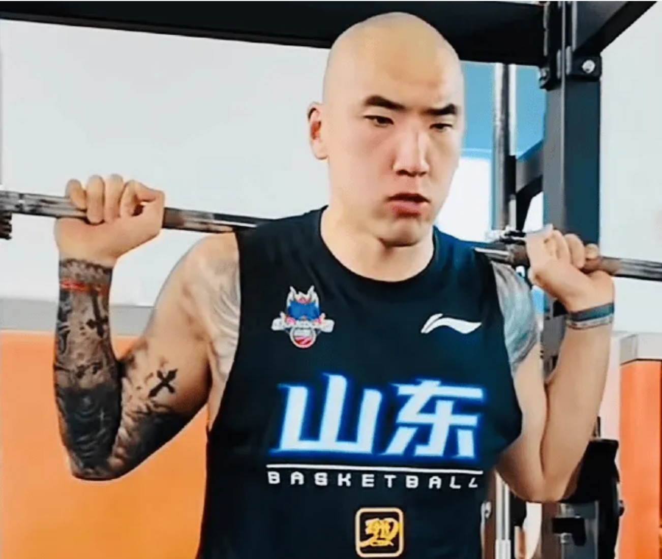 克拉克加公开赛穿球衣遭嘘仍抓鸟