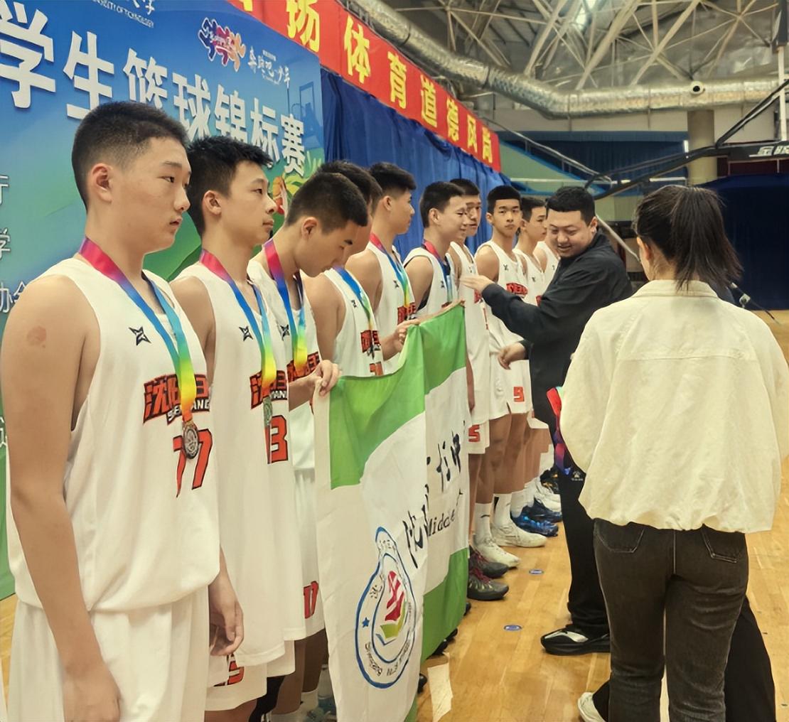 文班19+14+5封盖,哈珀比肩2传奇带不动双枪,马刺1