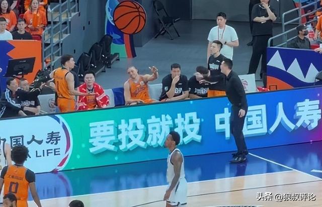 绿军死忠夸尼克斯怒喷闹事球迷