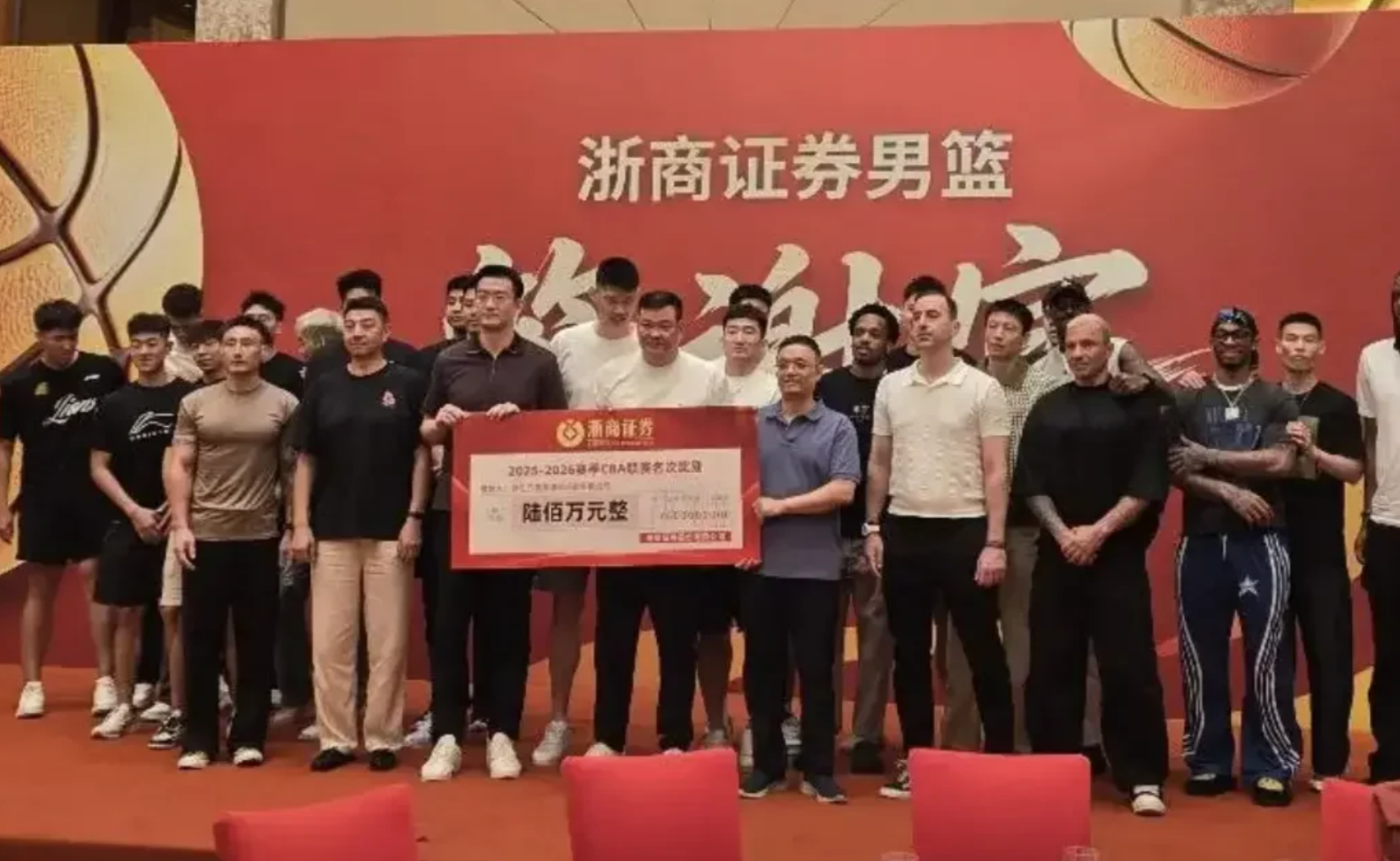 湖人终于开窍!欲3换1引进顶级内线,三巨头成雏形,詹姆斯尴尬