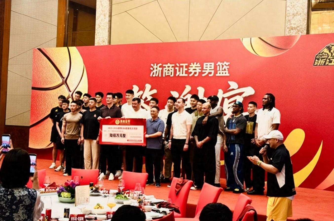 字母哥争夺战,又一匹黑马杀出!森林狼欲五换一,准备组欧洲双塔
