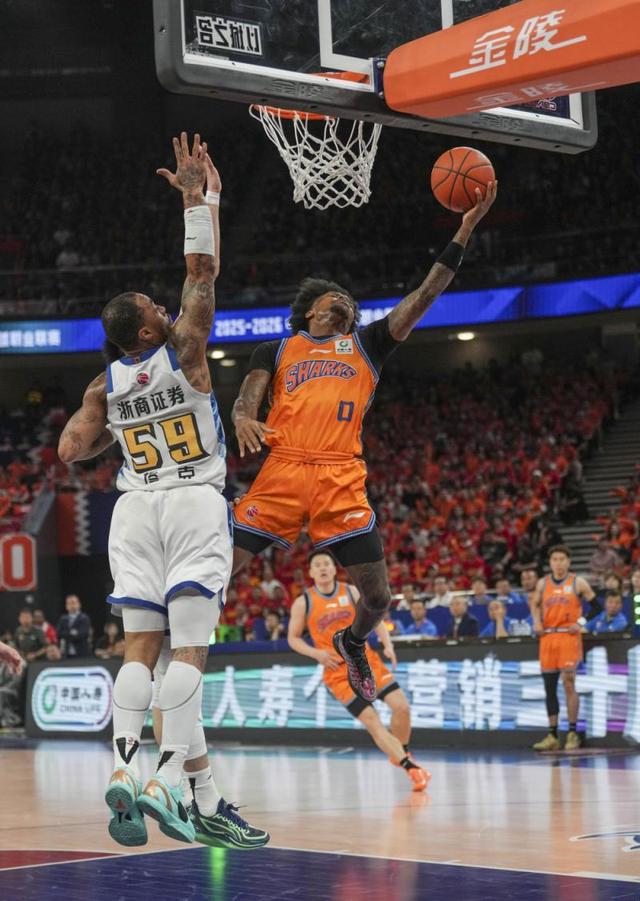 球迷吵翻！乔丹是NBA初代营销大牌，詹姆斯是迭代招牌，真相扎心
