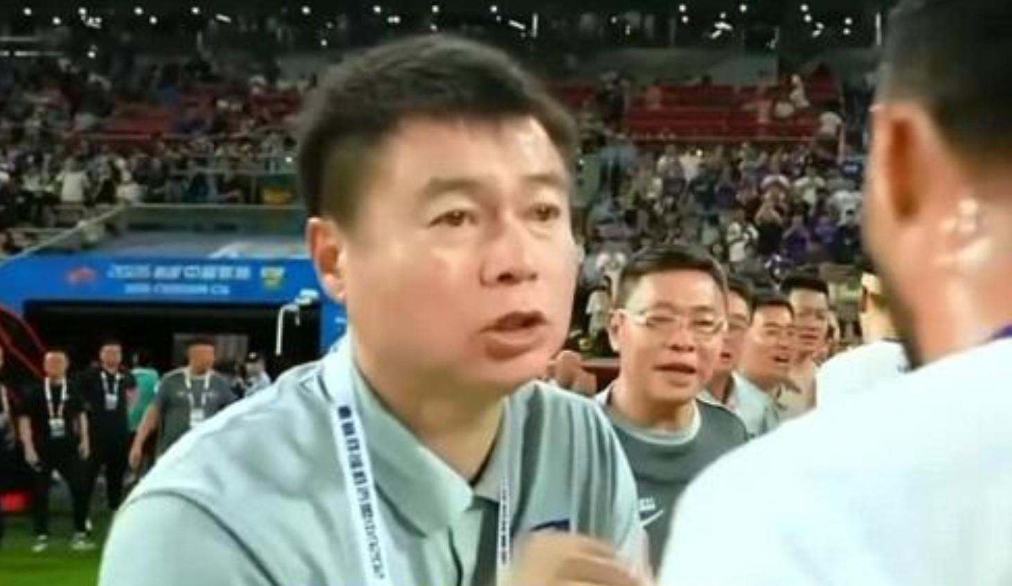 湖人欲抢2米08内线新秀!但脆皮属性引担忧,又要詹姆斯打中锋?