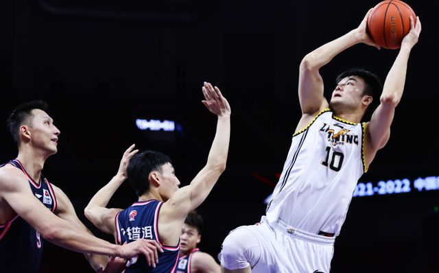 争议!2006年NBA总决赛:韦德的封神之夜,还是联盟黑幕?