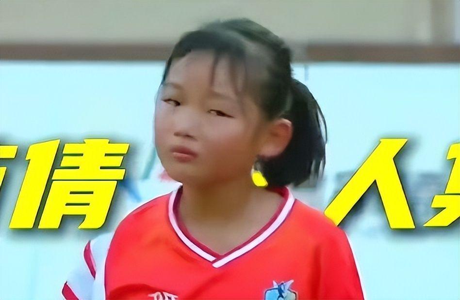 贝尔萨定妆照看向地面引争议，博主：因为他觉得自己不是模特