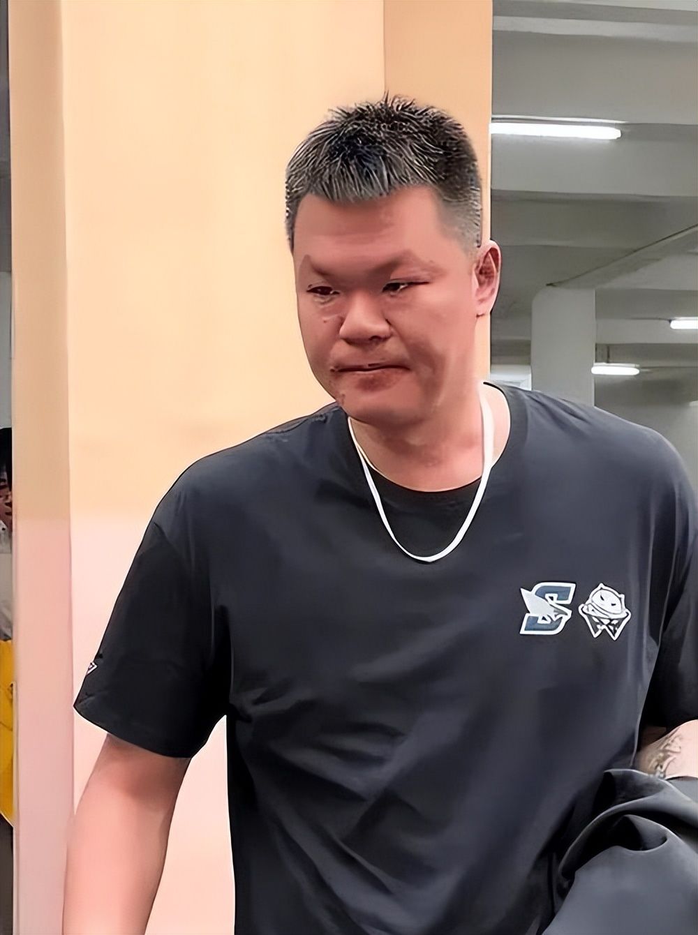 争议!重庆队出局后球迷爆发内讧:看台上激烈争吵+竖中指 险些动手